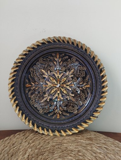 Piatto in ceramica smaltata con decorazione incisa degli anni '40 di Louis Waem "Maestro di Nimy"