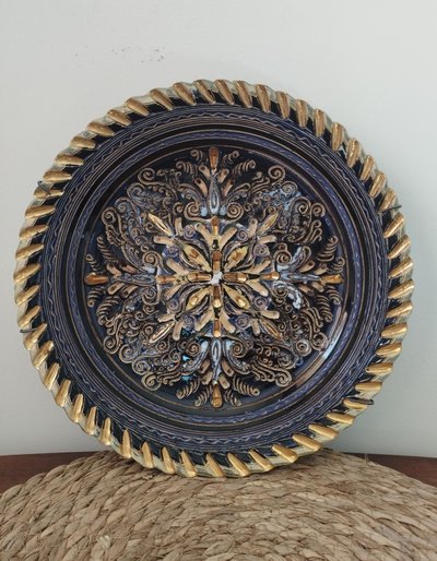 Piatto in ceramica smaltata con decorazione incisa degli anni '40 di Louis Waem "Maestro di Nimy"