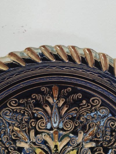 Piatto in ceramica smaltata con decorazione incisa degli anni '40 di Louis Waem "Maestro di Nimy"