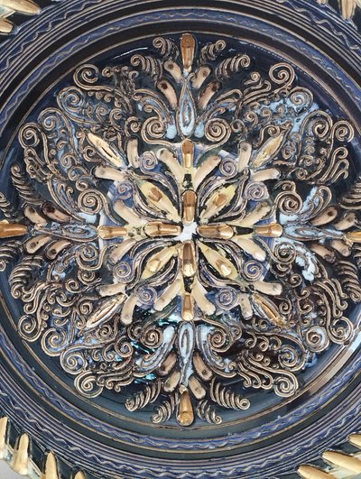 Piatto in ceramica smaltata con decorazione incisa degli anni '40 di Louis Waem "Maestro di Nimy"