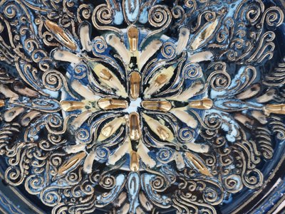 Piatto in ceramica smaltata con decorazione incisa degli anni '40 di Louis Waem "Maestro di Nimy"
