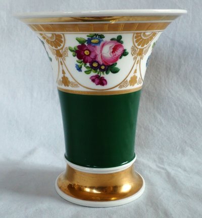 Vase cornet en porcelaine de Paris polychrome et dorée - époque Empire Restauration