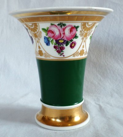 Vase cornet en porcelaine de Paris polychrome et dorée - époque Empire Restauration