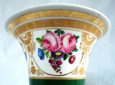 Vase cornet en porcelaine de Paris polychrome et dorée - époque Empire Restauration