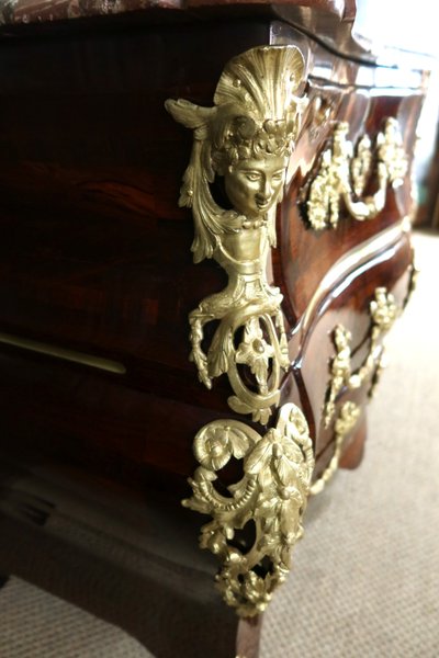 Commode tombeau à la régence époque XVIIIème siècle