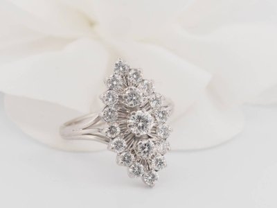 Anello Marquise in oro bianco e diamanti 1,20 ct