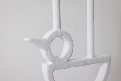 Lampada in gesso “cui-cui”. Piccola serie di opere di un artista francese. Codice articolo: LS6253611ALS6253611A