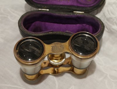 Binocolo teatrale in madreperla con custodia in pelle, fine XIX secolo