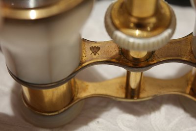 Binocolo teatrale in madreperla con custodia in pelle, fine XIX secolo
