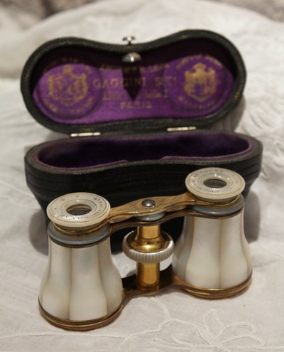 Binocolo teatrale in madreperla con custodia in pelle, fine XIX secolo