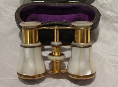 Binocolo teatrale in madreperla con custodia in pelle, fine XIX secolo