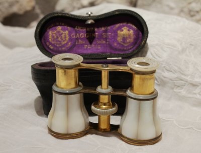 Binocolo teatrale in madreperla con custodia in pelle, fine XIX secolo