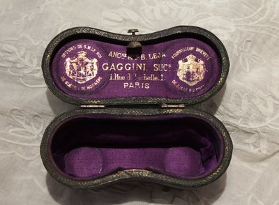 Binocolo teatrale in madreperla con custodia in pelle, fine XIX secolo