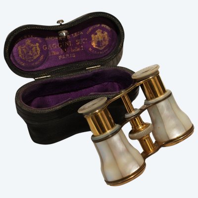 Binocolo teatrale in madreperla con custodia in pelle, fine XIX secolo