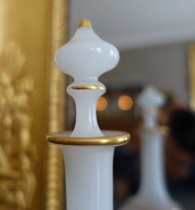 Baccarat - bemalte Opalglas-Likörkaraffe - antike Büsten, um 1880