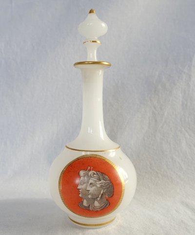 Baccarat - bemalte Opalglas-Likörkaraffe - antike Büsten, um 1880
