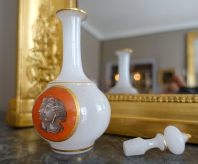 Baccarat - bemalte Opalglas-Likörkaraffe - antike Büsten, um 1880