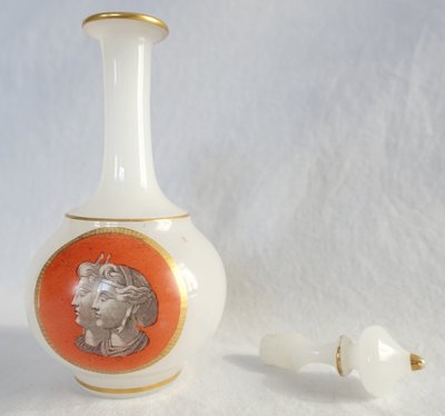 Baccarat - bemalte Opalglas-Likörkaraffe - antike Büsten, um 1880