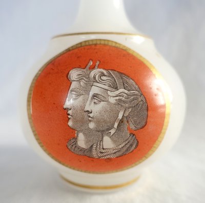 Baccarat - bemalte Opalglas-Likörkaraffe - antike Büsten, um 1880