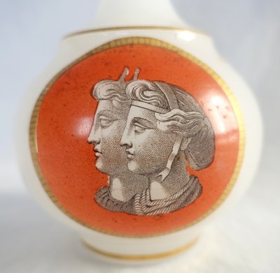 Baccarat - bemalte Opalglas-Likörkaraffe - antike Büsten, um 1880