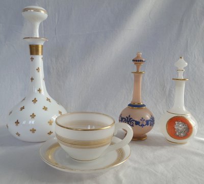 Baccarat - bemalte Opalglas-Likörkaraffe - antike Büsten, um 1880