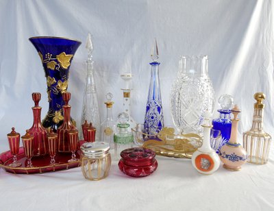 Baccarat - bemalte Opalglas-Likörkaraffe - antike Büsten, um 1880