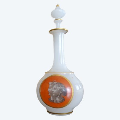 Baccarat - bemalte Opalglas-Likörkaraffe - antike Büsten, um 1880
