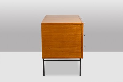 André Monpoix. Cassettiera in ciliegio biondo verniciato. Anni '60. LS62821109M