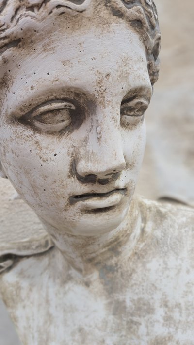 Busto neoclassico in gesso raffigurante una dea, inizio XX secolo