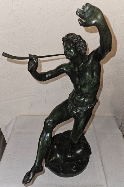 Scultura in bronzo raffigurante Bacco che danza e suona il flauto - XIX secolo -