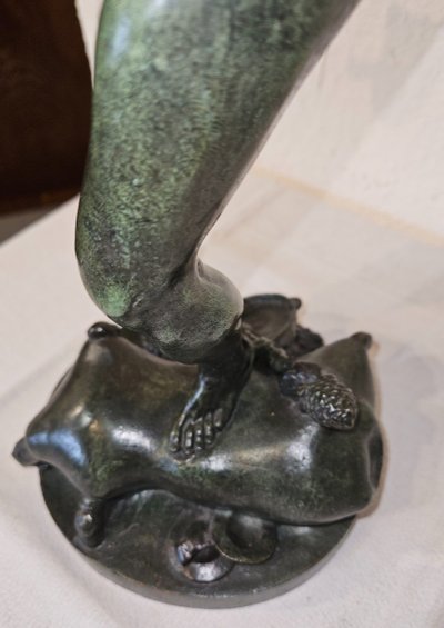 Scultura in bronzo raffigurante Bacco che danza e suona il flauto - XIX secolo -