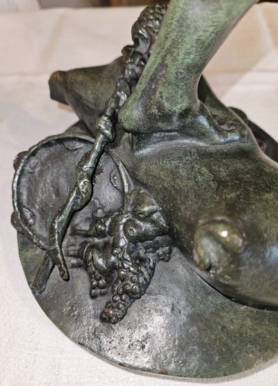 Scultura in bronzo raffigurante Bacco che danza e suona il flauto - XIX secolo -