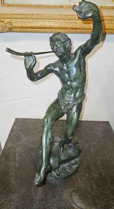 Scultura in bronzo raffigurante Bacco che danza e suona il flauto - XIX secolo -