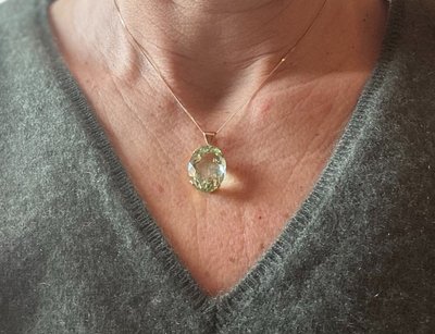 Pendentif Orné d'Un Important Béryl Héliodore, Chaîne En Or Jaune 18 Carats.