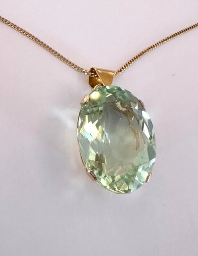 Pendentif Orné d'Un Important Béryl Héliodore, Chaîne En Or Jaune 18 Carats.