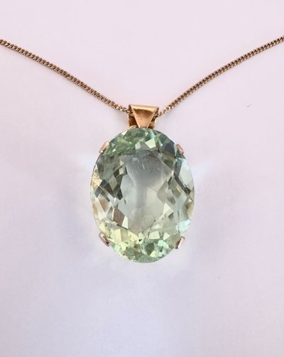 Pendentif Orné d'Un Important Béryl Héliodore, Chaîne En Or Jaune 18 Carats.