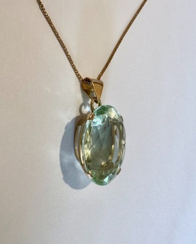 Pendentif Orné d'Un Important Béryl Héliodore, Chaîne En Or Jaune 18 Carats.