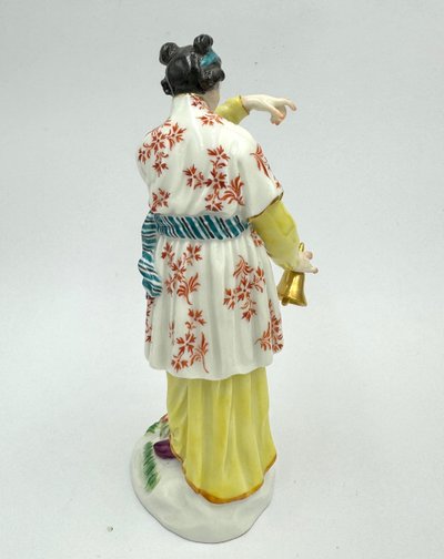 Meissen - Japanerin mit Glocke