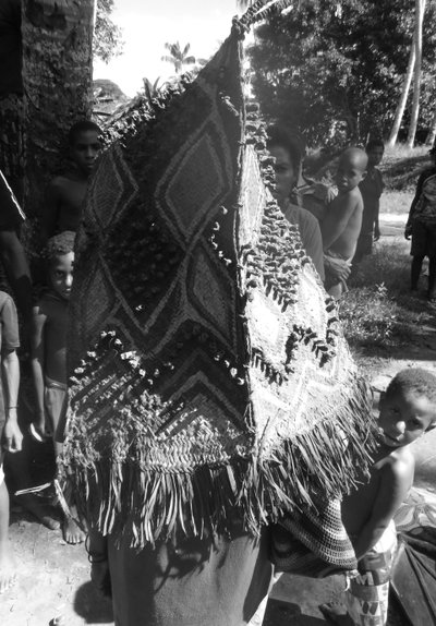 Cape de cérémonie, coiffe traditionnelle, art tribal, art océanien, Papouasie Nouvelle Guinée