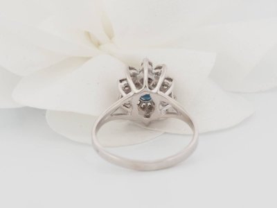 Anello entourage in oro bianco, zaffiri e diamanti