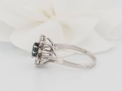 Anello entourage in oro bianco, zaffiri e diamanti