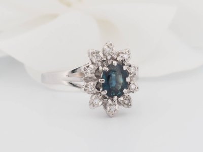 Anello entourage in oro bianco, zaffiri e diamanti