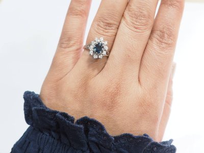 Anello entourage in oro bianco, zaffiri e diamanti