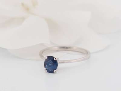 Bague solitaire en or blanc et saphir ovale 