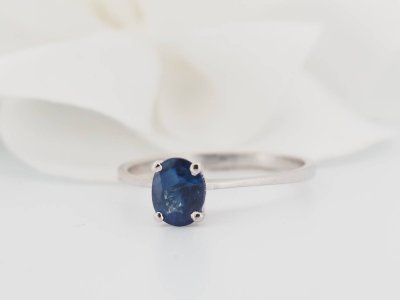 Bague solitaire en or blanc et saphir ovale 