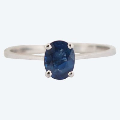 Bague solitaire en or blanc et saphir ovale 