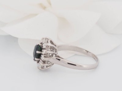 Anello Daisy in oro bianco, zaffiro ovale e diamanti