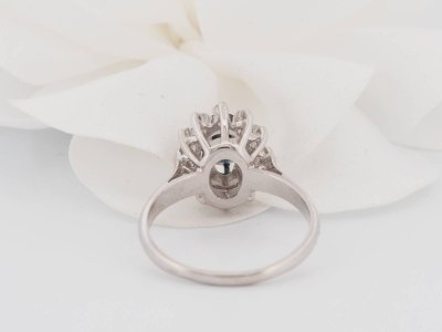 Anello Daisy in oro bianco, zaffiro ovale e diamanti