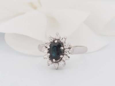 Anello Daisy in oro bianco, zaffiro ovale e diamanti