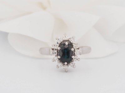 Anello Daisy in oro bianco, zaffiro ovale e diamanti